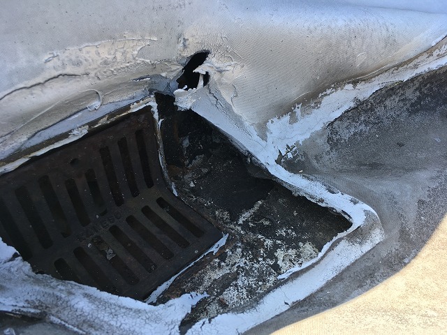 劣化したダクト周囲の防水